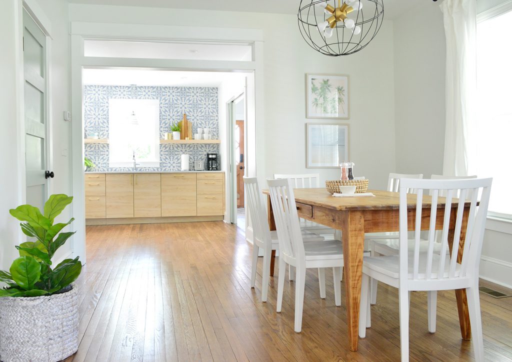 Sala de jantar duplex com cozinha azul e de madeira ao fundo