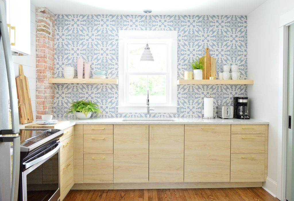 Cozinha duplex com backsplash azul e armários Ikea de madeira clara