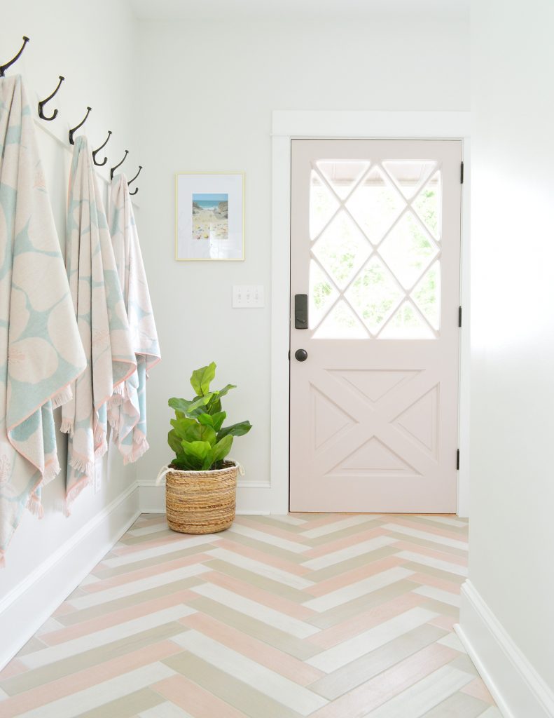 Porta de diamante rosa no mudroom com piso de ladrilho rosa espinha de peixe