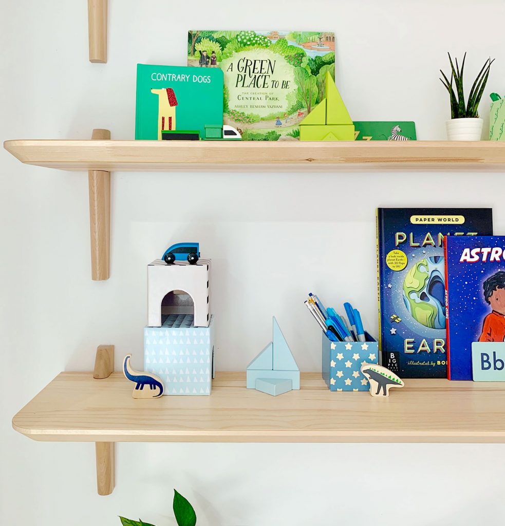 Detalhe da prateleira da sala de jogos para convidados da Real Simple