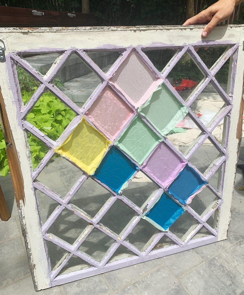 Parte de trás do vitral DIY com cores ousadas e loucas