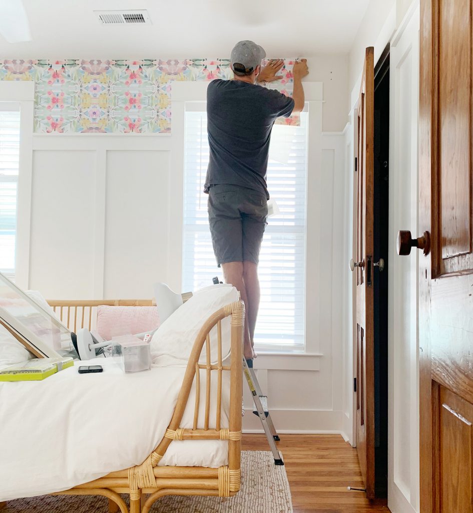 John Sticking Sheet Of Peel And Stick Wallpaper Above Window (John Colando Folha de Papel de Parede Peel And Stick Acima da Janela)