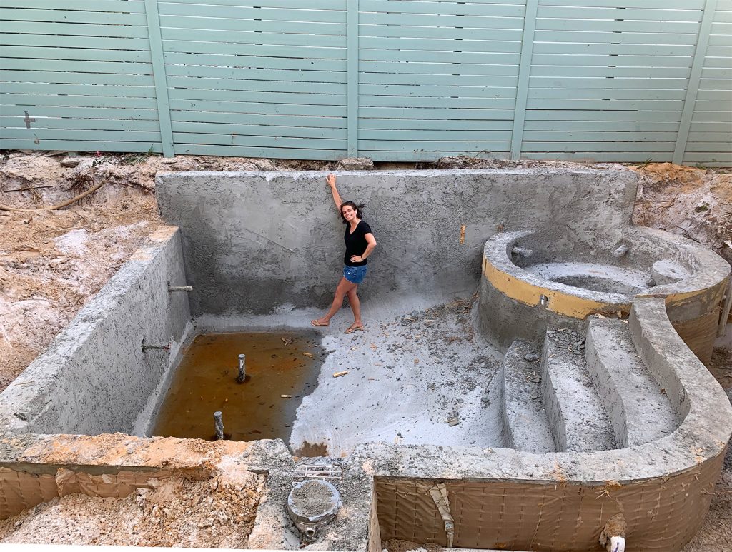 Sherry em pé na forma de concreto da piscina