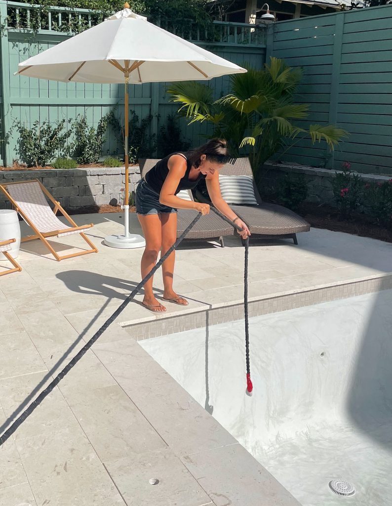 Sherry balançando a mangueira na forma de piscina rebocada para começar a encher de água