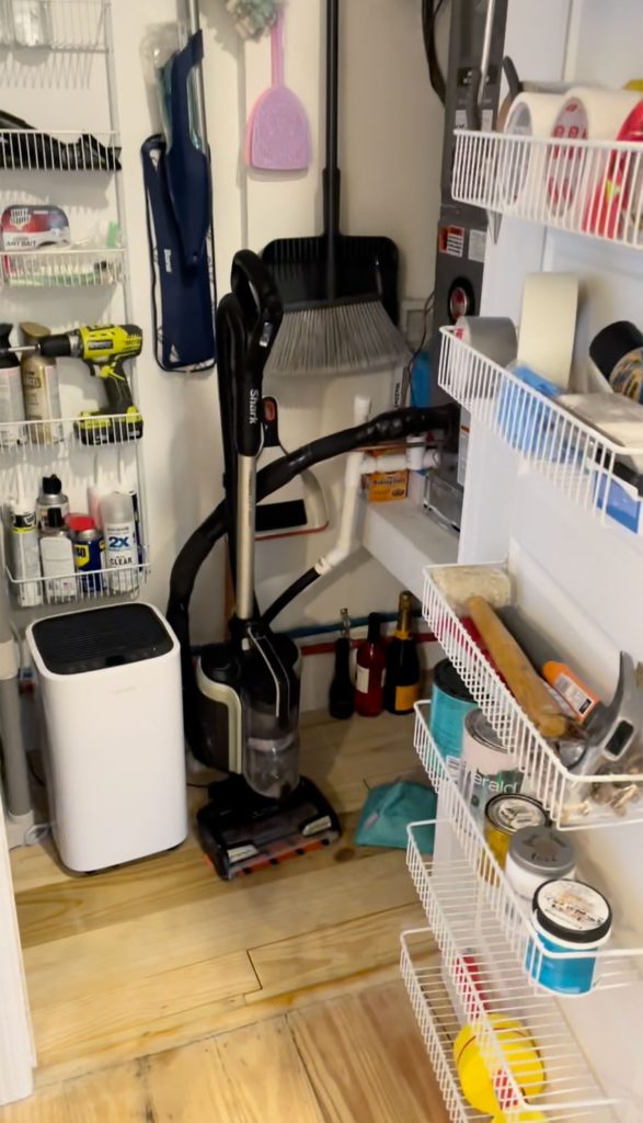 Screenshot Of Utility Closet With Wire Shelving Filled (Captura de tela de armário utilitário com prateleiras de arame preenchidas)